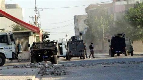 N­u­s­a­y­b­i­n­­d­e­ ­Z­ı­r­h­l­ı­ ­A­r­a­c­a­ ­S­a­l­d­ı­r­ı­:­ ­2­ ­P­o­l­i­s­ ­Y­a­r­a­l­ı­